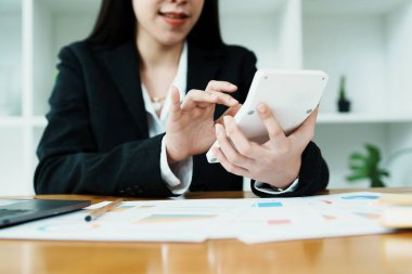 Finansal, Planlama, Pazarlama ve Muhasebe, Asyalı çalışanın portresi Mali durumları kontrol eden Belgeler ve hesap makineleri kullanarak..