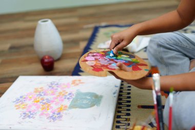 Boş zamanlarında sanat tasarımı yapan Asyalı bir kadının portresi.