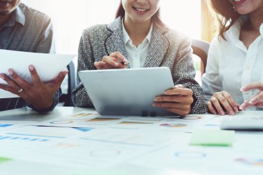 Yatırım risklerini azaltmayı planlayan bir grup iş adamının ortaklarla birlikte çalıştığı imajı, toplantılarda kârlı ve hedeflenmiş müşteri ihtiyaçlarını analiz etmek üzere pazarlama stratejilerini ayarlıyor.