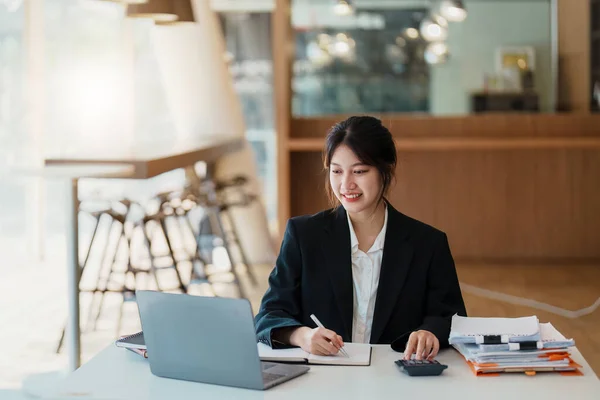 Portrét Asijské Podnikatelky Pracující Šťastným Úsměvem Kanceláři — Stock fotografie