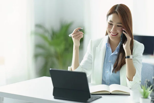 Retrato Una Empresaria Empresaria Asiática Sonriendo Hablando Por Teléfono Móvil — Foto de Stock
