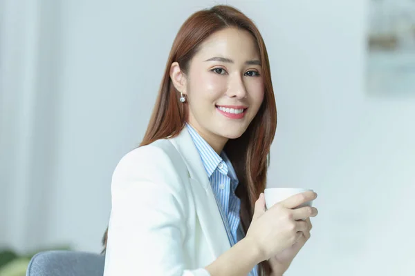 Portret Van Een Aziatische Zakenvrouw Ondernemer Nemen Van Een Koffiepauze — Stockfoto