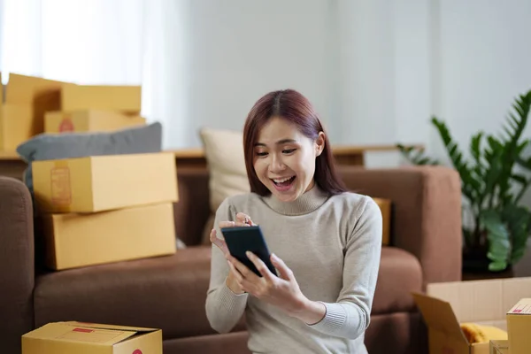 Portrait Small Startup Sme Owner Asian Female Entrepreneur Checking Orders — Stockfoto