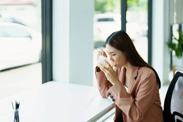 stock image Portrait of a woman taking a break to eat instant noodles.