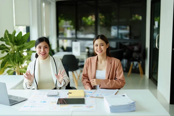 Dijital rakiplere karlılık ve pazarlamanın nasıl analiz edileceğini tartışan Asyalı genç bir iş kadınının portresi.