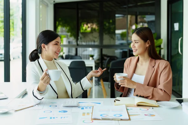 Vrouwelijke Marketing Verkoop Werknemer Praten Het Nemen Van Een Koffiepauze — Stockfoto