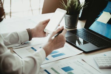 Akıllı telefon tutan kadın grafik görüntüleme için boş ekran cep telefonu
