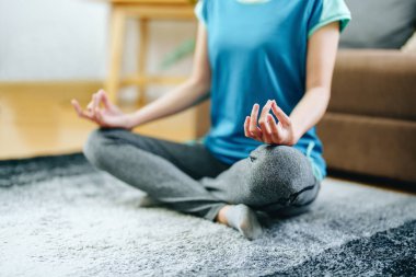 Stres atma, kas gevşemesi, nefes alma egzersizleri, egzersiz, meditasyon, genç Asyalı kadının portresi yoga yaparak vücudunu rahatlatıyor..