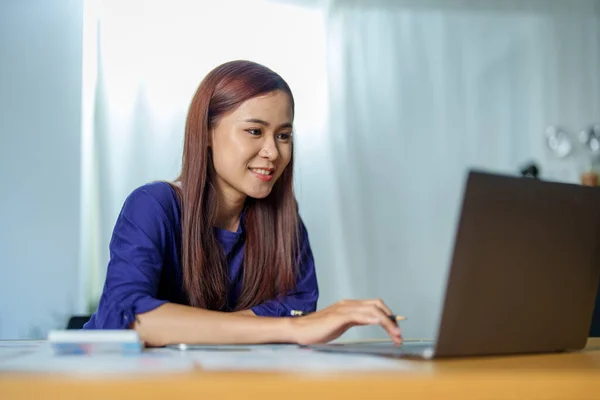 인터넷을 집에서 일하는 아시아의한 여성의 — 스톡 사진