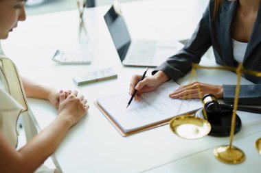 Yasal ve geçerlilik, müşteriler sözleşmenin şartlarını kabul etmek için imzalarını atmadan önce önemli belgeleri okurlar.