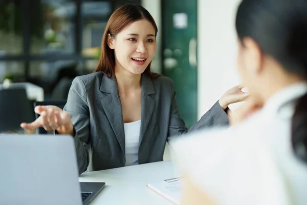 Yasal ve orijinallik, müşteri portresi, bir avukata danış..