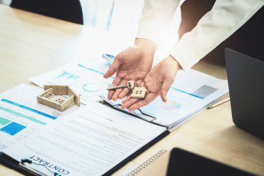 Emlakçılar bir ev almayı ve ajanslarındaki müşterilere anahtarları vermeyi kabul ediyorlar. Kavram anlaşması