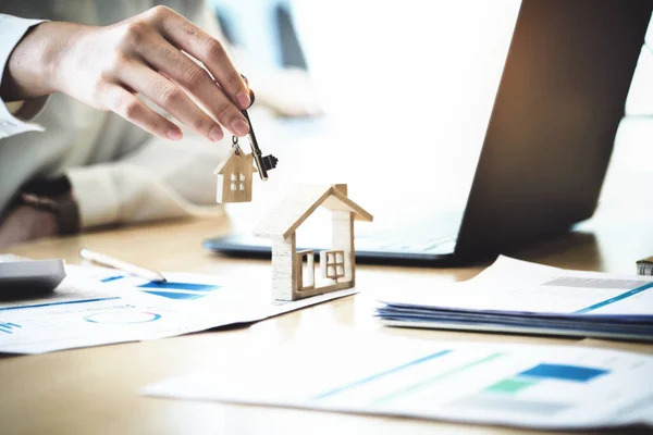 Immobilienmakler Verpflichten Sich Ein Haus Kaufen Und Den Kunden Ihren — Stockfoto