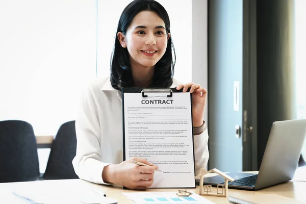 Makelaar Geeft Pen Documenten Overeenkomst Met Klant Contract Ondertekenen Conceptovereenkomst — Stockfoto