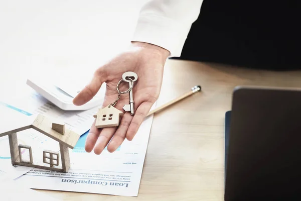 Агенты Недвижимости Соглашаются Купить Дом Дать Ключи Клиентам Офисах Концепция — стоковое фото