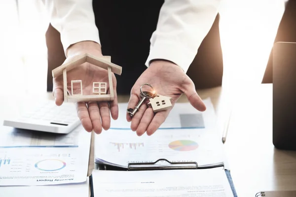 Агенти Нерухомості Погоджуються Купити Будинок Дати Ключі Від Клієнтів Своїх — стокове фото