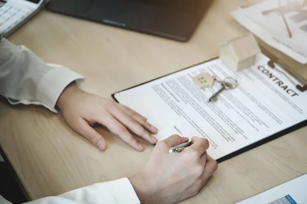 Клієнт Тримає Ручку Читає Договір Купівлі Житла Перед Його Підписанням — стокове фото