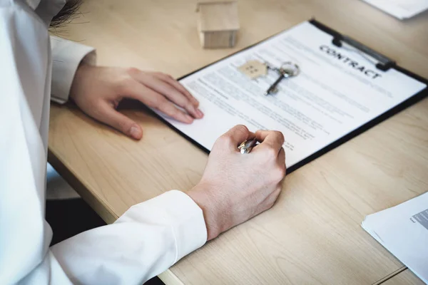 Klient Trzyma Długopis Czyta Umowę Kupna Mieszkania Przed Jej Podpisaniem — Zdjęcie stockowe