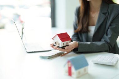 Emlakçılar, tamamlanmış belgeleri imzaladıktan sonra müşterilere ev teslim ediyorlar..