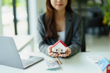 Emlakçılar, tamamlanmış belgeleri imzaladıktan sonra müşterilere ev teslim ediyorlar..