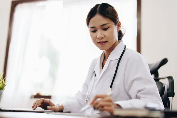 Portret Azjatyckiej Lekarki Korzystającej Komputera Tabletu Pracy — Zdjęcie stockowe