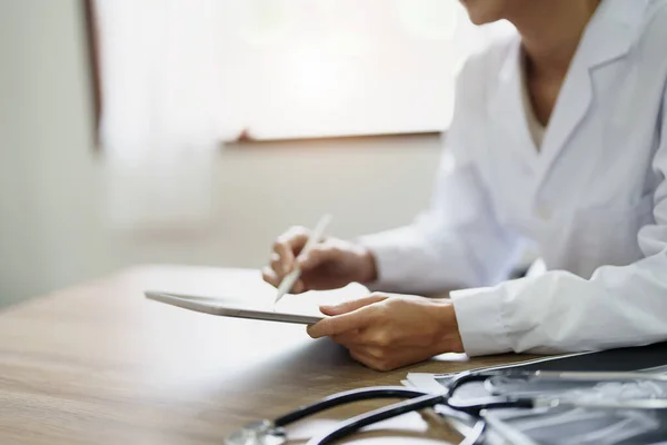 Uma Médica Asiática Está Usando Computador Tablet Para Analisar Sintomas — Fotografia de Stock