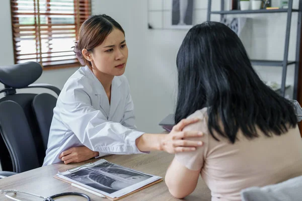 亚洲女医生鼓励早期癌症患者的画像 焦虑的概念 — 图库照片