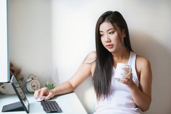 Stock image new normal, a businesswoman using tablet to work for a company Via the internet on your desk at home