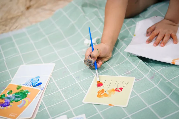Koncentrálj Papírra Gyerekek Ecset Festeni Akvarell Papírra Hogy Megteremtse Képzelet — Stock Fotó
