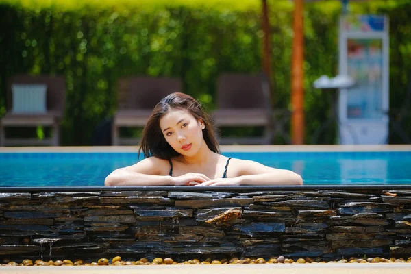 Mulher Asiática Bonita Sudeste Piscina Relaxante — Fotografia de Stock