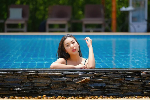 Mulher Asiática Bonita Sudeste Piscina Relaxante — Fotografia de Stock