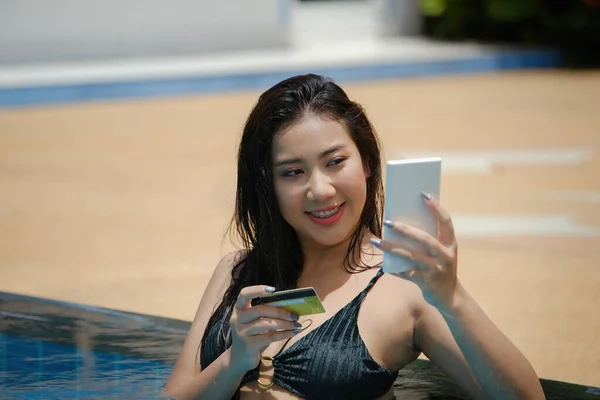 Pagamento Online Uma Adolescente Que Nada Está Usando Seu Cartão — Fotografia de Stock