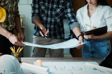 Mühendisler takıma planlı ve ofiste çalışacak modellere sahip müşteriler için mimari bir yapı tasarlamaları için danışıyorlar..