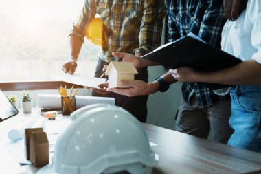 Mühendisler takıma planlı ve ofiste çalışacak modellere sahip müşteriler için mimari bir yapı tasarlamaları için danışıyorlar..