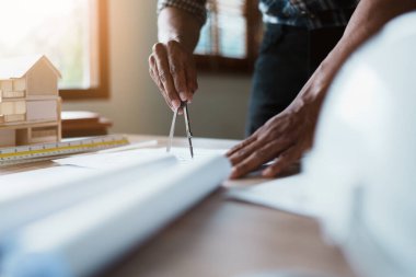 Mühendisler ev yapıları ve mimarisini planlar, yöneticiler, kalemler, bölücüler ve çalışma modelleri kullanarak tasarlıyorlar..