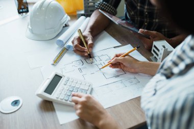 Mühendisler takıma planlı ve ofiste çalışacak modellere sahip müşteriler için mimari bir yapı tasarlamaları için danışıyorlar..