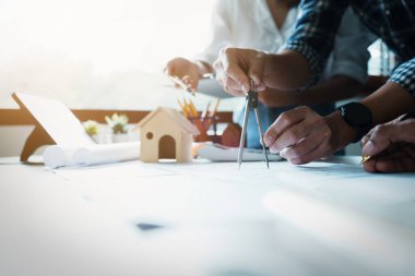 Mühendisler takıma planlı ve ofiste çalışacak modellere sahip müşteriler için mimari bir yapı tasarlamaları için danışıyorlar..