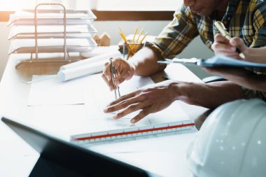 Mühendisler takıma planlı ve ofiste çalışacak modellere sahip müşteriler için mimari bir yapı tasarlamaları için danışıyorlar..