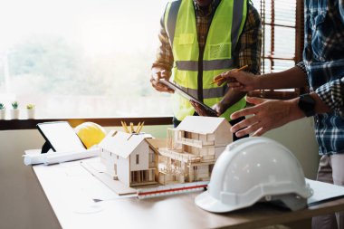 Mühendisler takıma planlı ve ofiste çalışacak modellere sahip müşteriler için mimari bir yapı tasarlamaları için danışıyorlar..