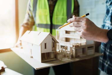 Mühendisler takıma planlı ve ofiste çalışacak modellere sahip müşteriler için mimari bir yapı tasarlamaları için danışıyorlar..