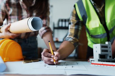 Mühendisler takıma planlı ve ofiste çalışacak modellere sahip müşteriler için mimari bir yapı tasarlamaları için danışıyorlar..