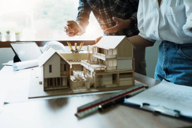 Mühendisler takıma planlı ve ofiste çalışacak modellere sahip müşteriler için mimari bir yapı tasarlamaları için danışıyorlar..