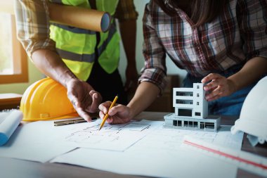 Mühendisler takıma planlı ve ofiste çalışacak modellere sahip müşteriler için mimari bir yapı tasarlamaları için danışıyorlar..