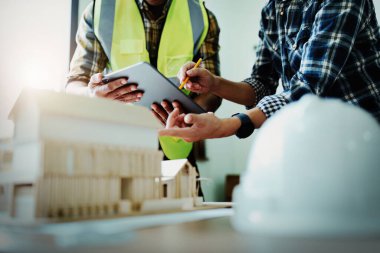 Mühendisler takıma planlı ve ofiste çalışacak modellere sahip müşteriler için mimari bir yapı tasarlamaları için danışıyorlar..