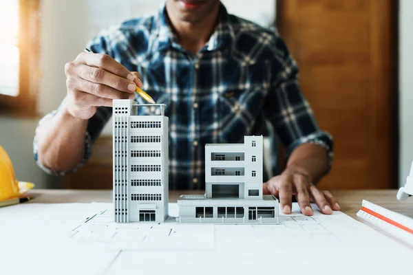 Inżynierowie Projektują Budynki Mieszkalne Architektoniczne Wykorzystaniem Planów Linijek Ołówków Przegród — Zdjęcie stockowe