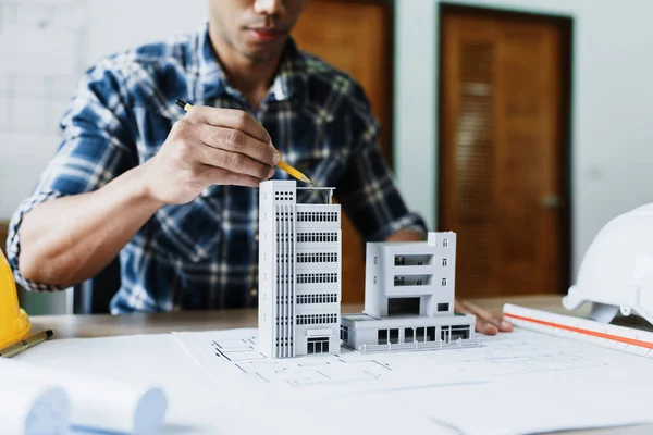 Ingenieure Entwerfen Hausstrukturen Und Architektur Mit Bauplänen Linealen Bleistiften Trennwänden — Stockfoto