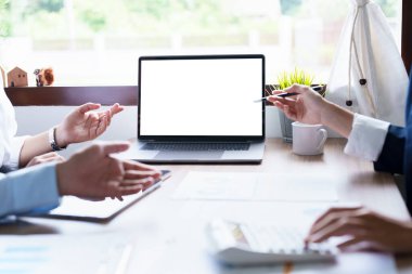 Beyaz ekran bir bilgisayarın resmi metin veya diğer ortamları içerebilir.