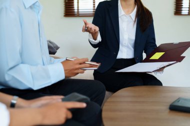 Çiftler sigorta sözleşmesi hazırlamak için temsilcilere danışırlar.