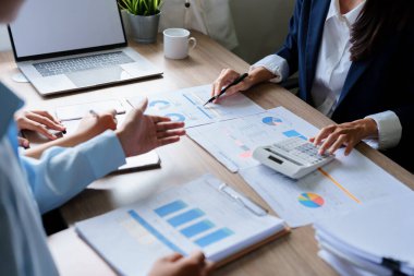 İş grupları yatırım stratejileri oluşturmak ve diğer şirketlerle rekabet risklerini değerlendirmek için belge ve pazar analizi bilgisayarlarını kullanırlar.