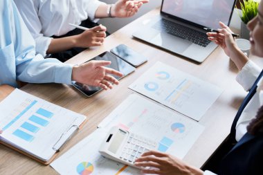 İş grupları yatırım stratejileri oluşturmak ve diğer şirketlerle rekabet risklerini değerlendirmek için belge ve pazar analizi bilgisayarlarını kullanırlar.